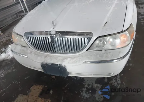 2003 Lincoln Town Car Signature from USA, damaged, VIN 1LNHM82W83Y625335